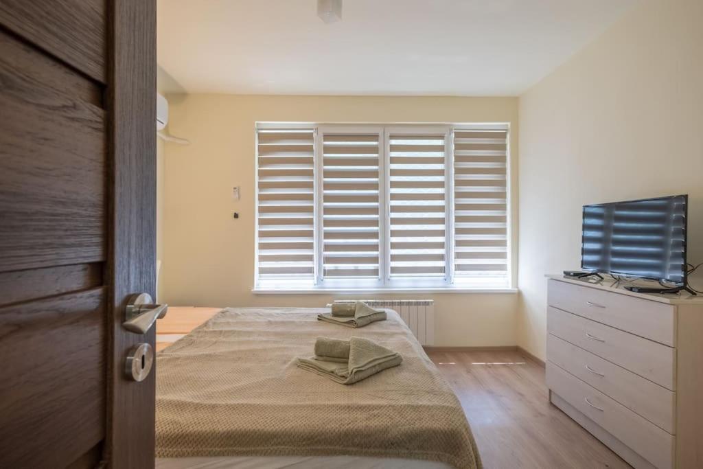 Top Location, Brand New 3 BDRM Apt & Free parking, Sofia
