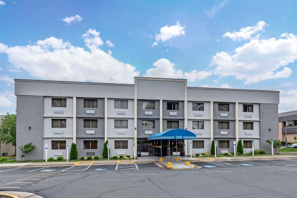 Comfort Inn Herndon - Reston image