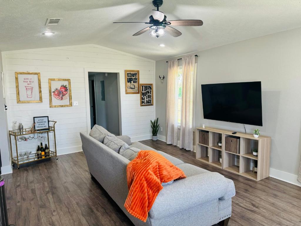 Charming home in the heart of Sulphur image