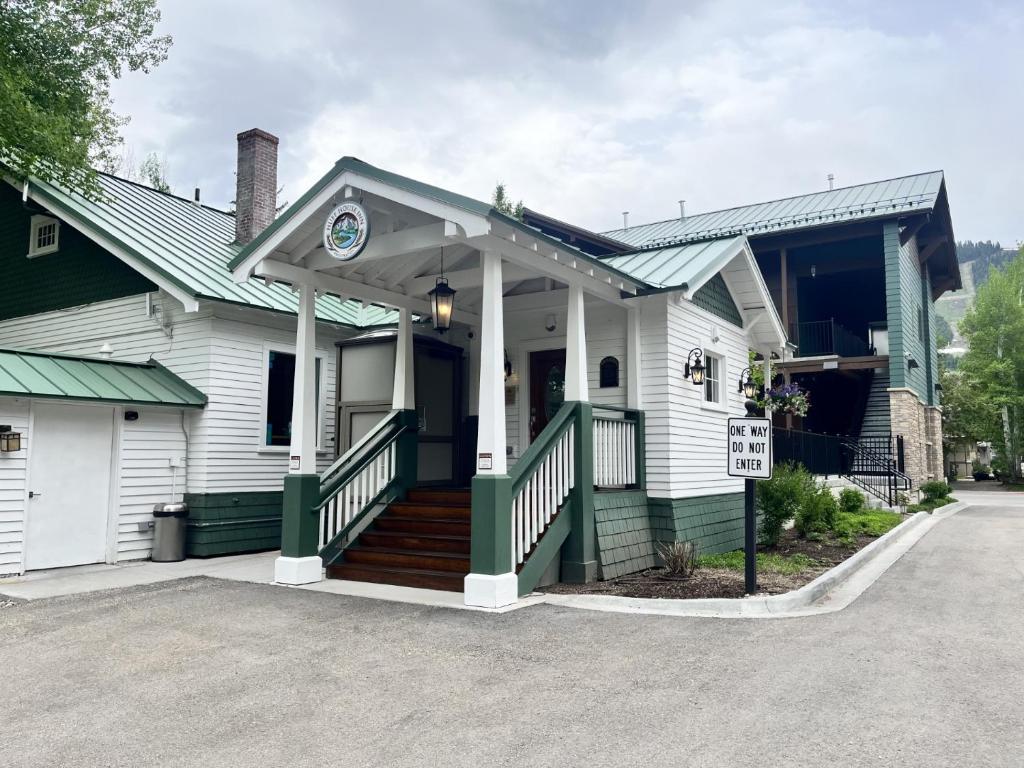Huff House Inn image