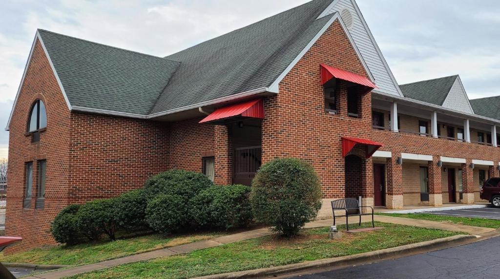 Red Roof Inn & Suites Cornelius – Lake Norman image