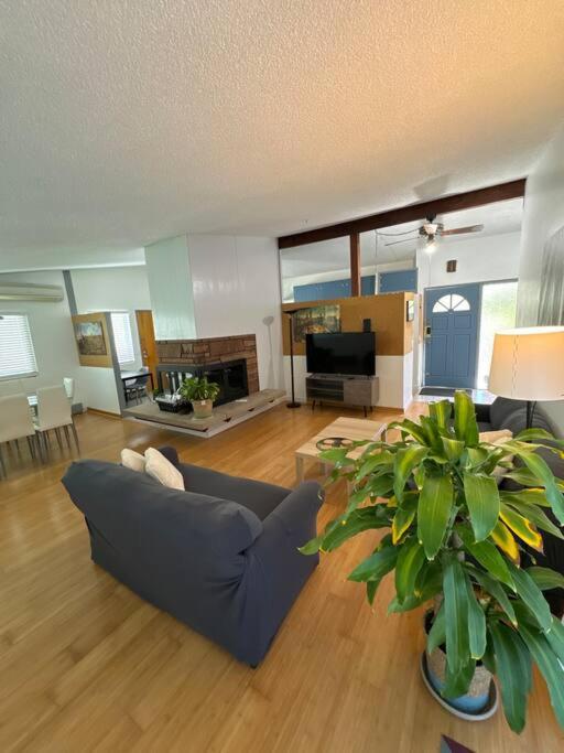 Entire Home 3 bds 2 bats image