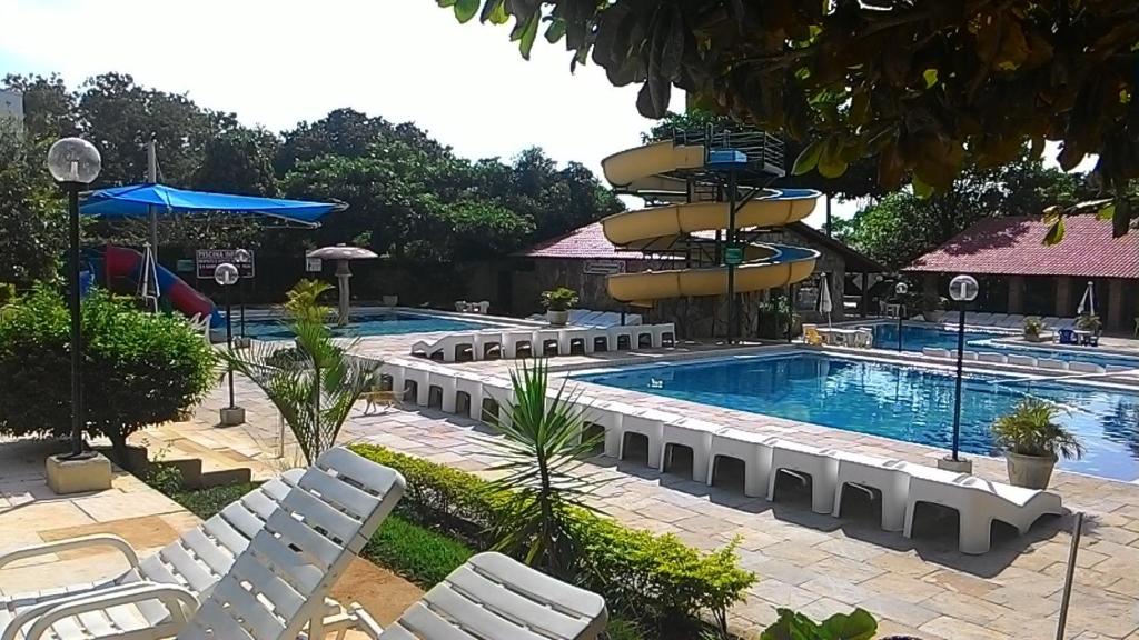 Império Romano Caldas Novas com piscinas 24h, e diRoma Acqua Park e Splash