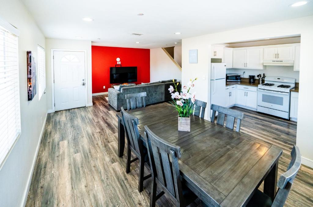 Spacious 5 Bedroom 3 Bath Home for Large Groups By DT LA image