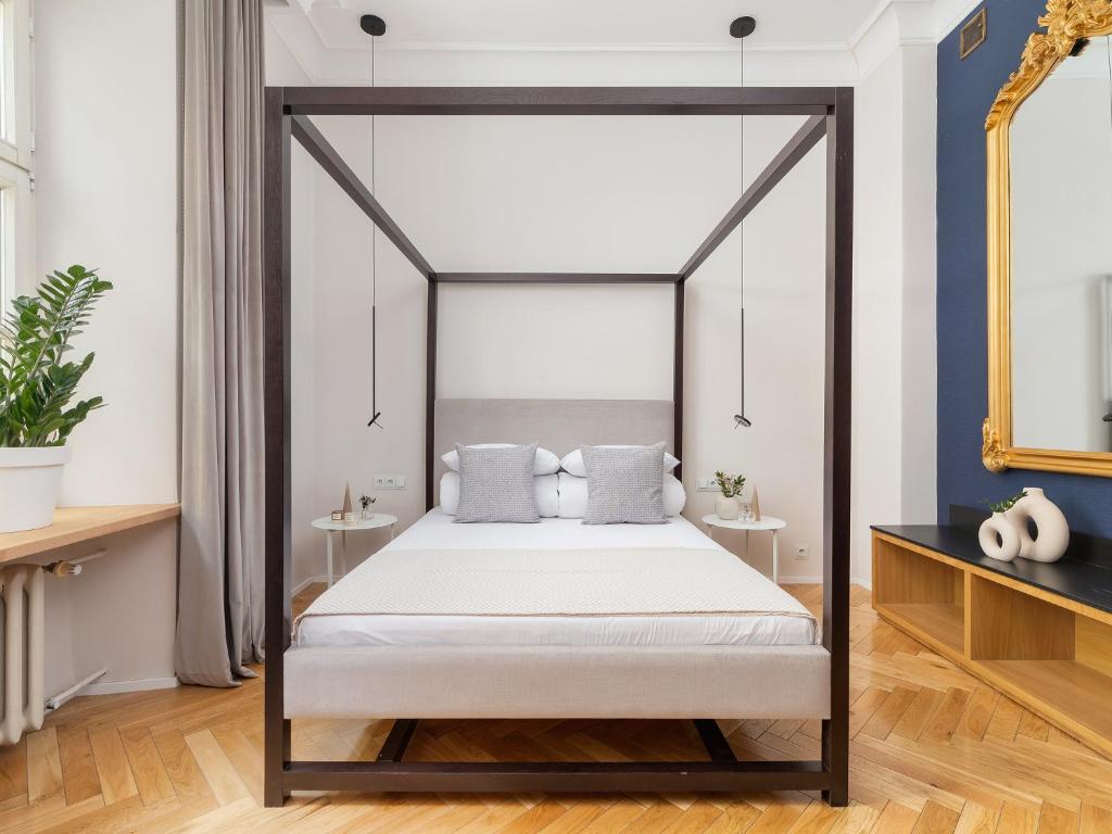 Golden Nebula - Cozy 1BR for 2 - Main Square - Tap to explore photos
