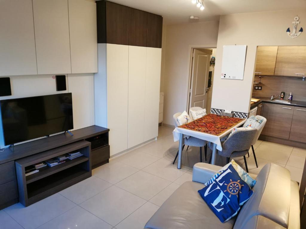 Splendid Seaview - Ostend Luxury Studio 4 persons at beach and sea photo 4