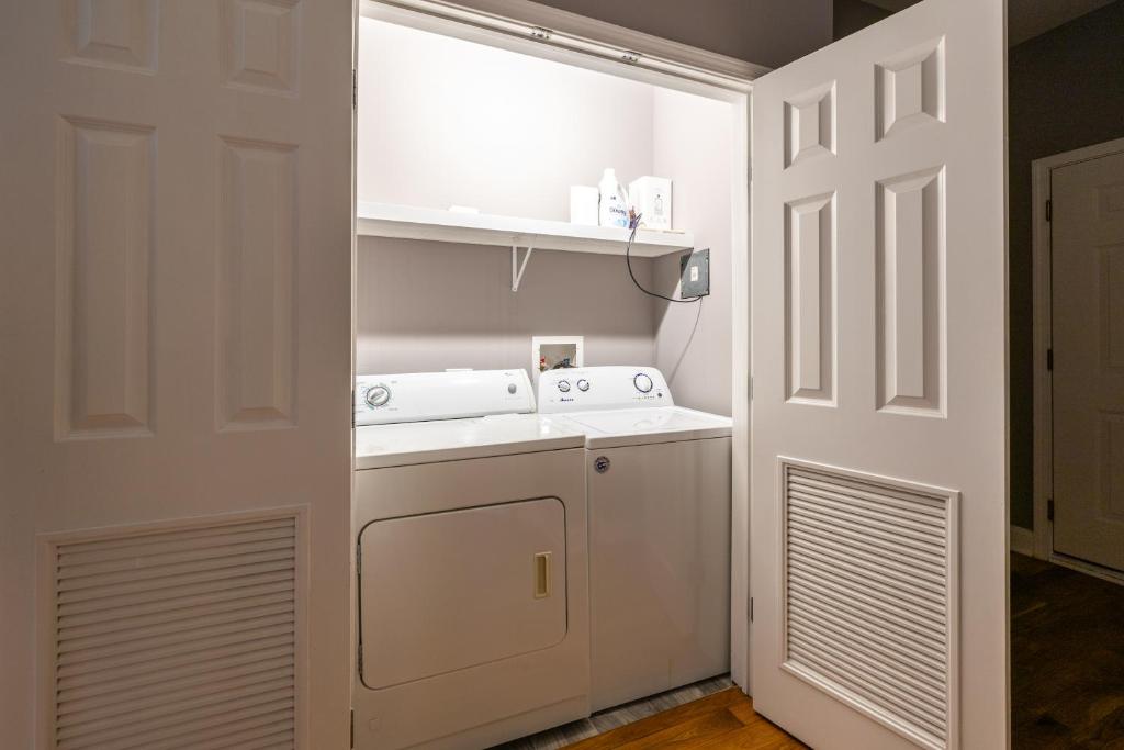 Kenwood Apartments, Downtown Hyde Park Room Type - Double or Twin Room with Shared Bathroom