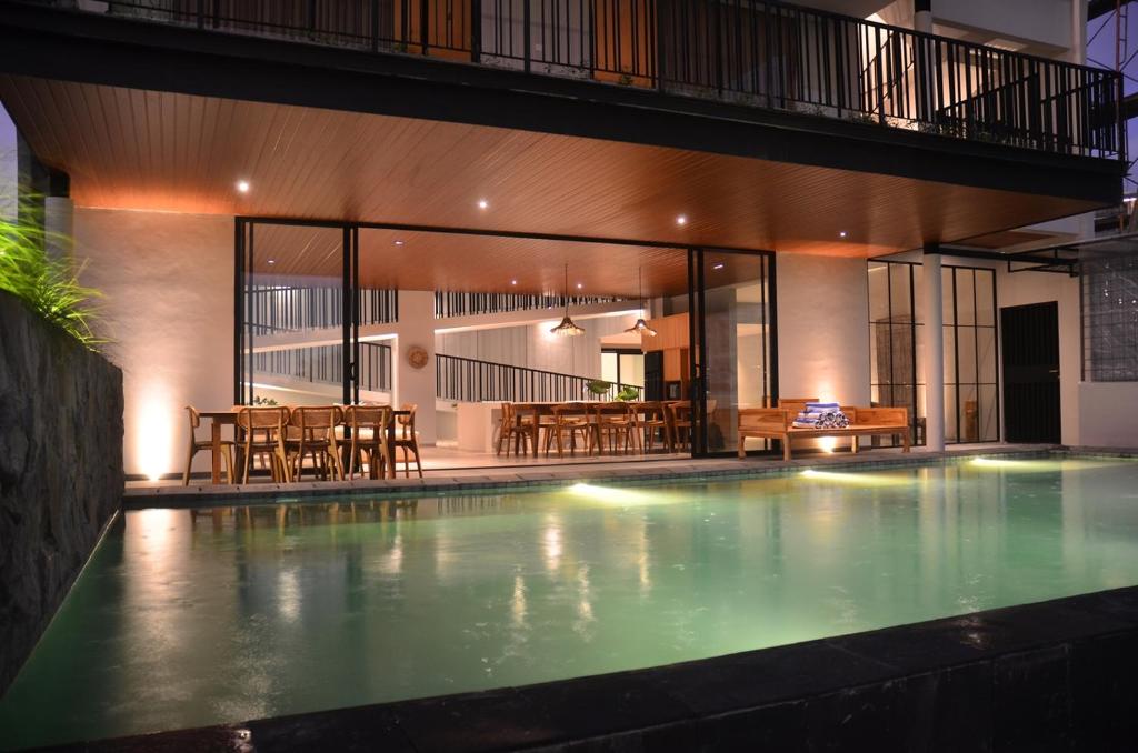 Green Hill Mountain City View Villa 8 bedrooms with a private heated swimming pool and a movie room photo 2
