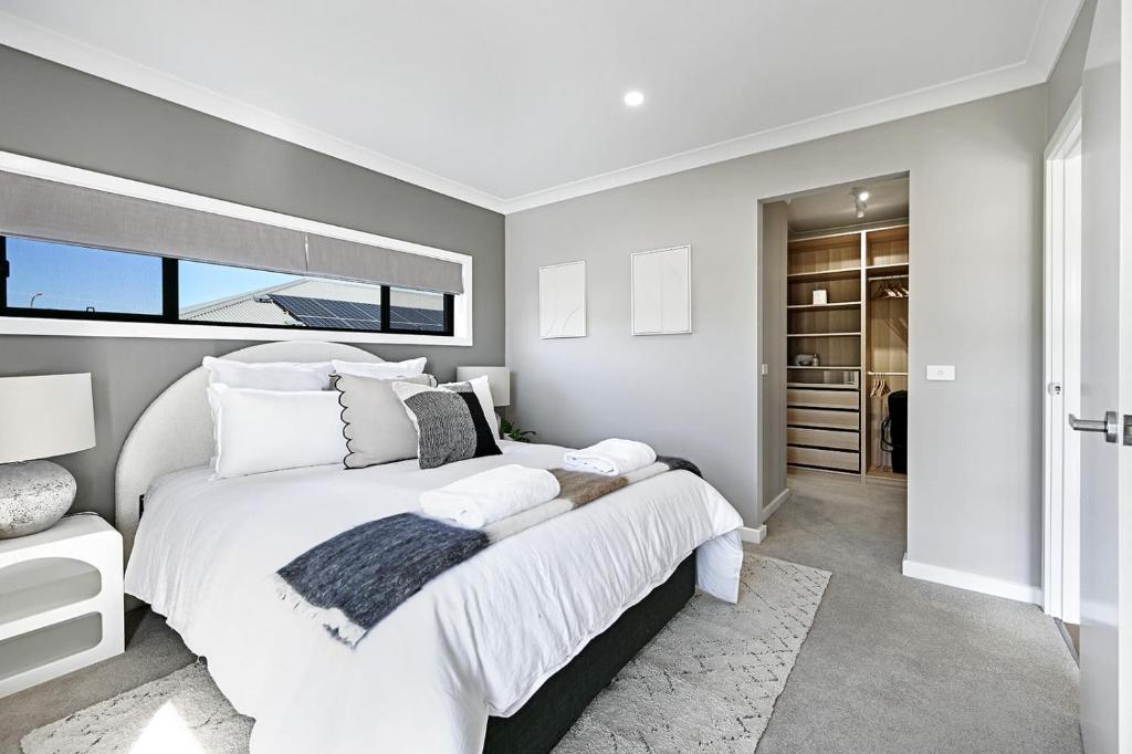 Hillgrove - Sophisticated & Refined Entertainer photo 2