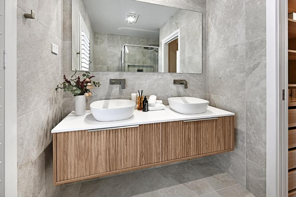 Hillgrove - Sophisticated & Refined Entertainer photo 3