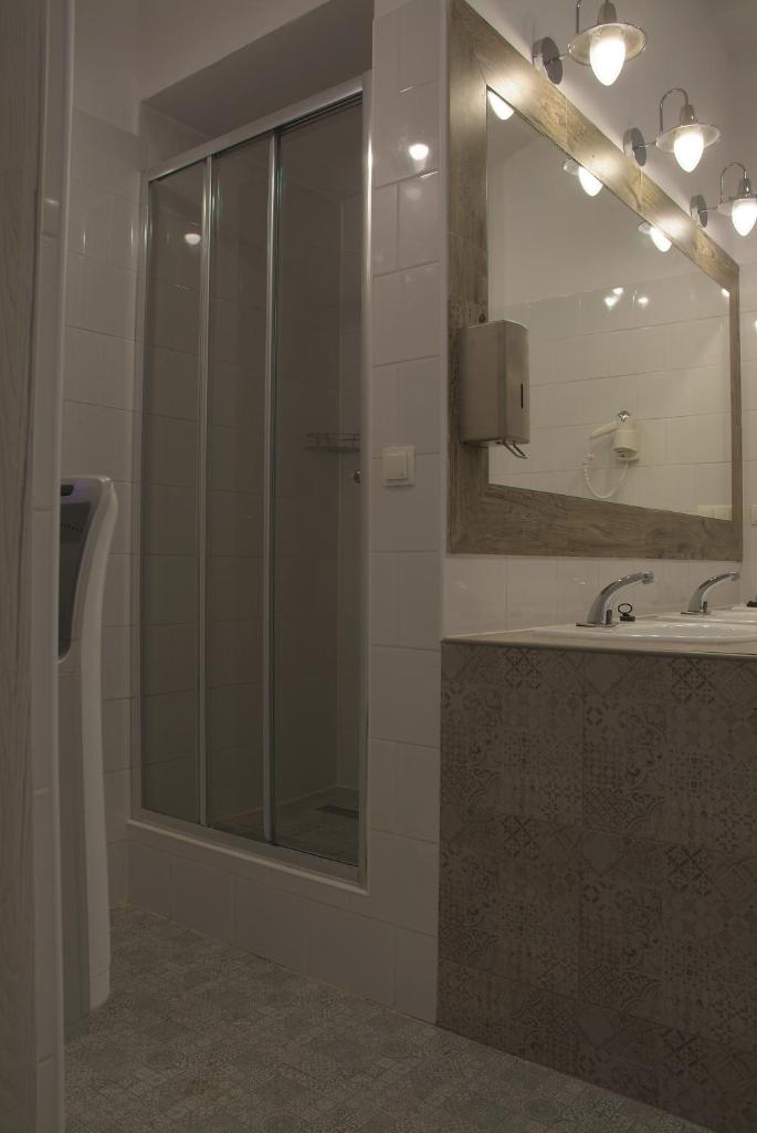 Номер (Кровать в общем 4-местном номере для мужчин и женщин), Hostel Lwowska 11