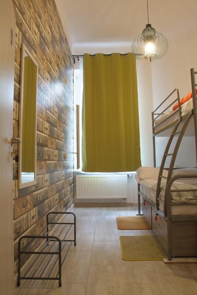 Трехместный (Двухместный номер с 1 кроватью и общей ванной комнатой), Hostel Lwowska 11