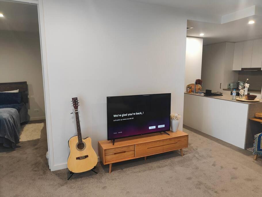 Lakeside apartment, walking distance to foreshore photo 1