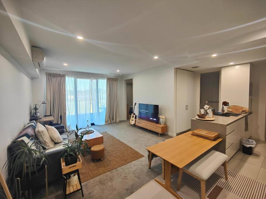 Lakeside apartment, walking distance to foreshore photo 2