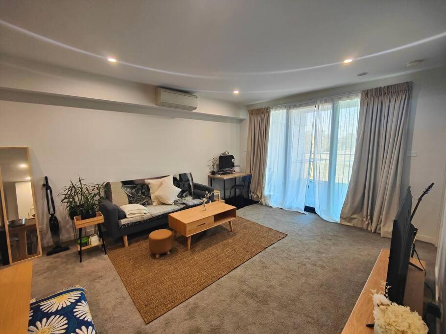 Lakeside apartment, walking distance to foreshore photo 3