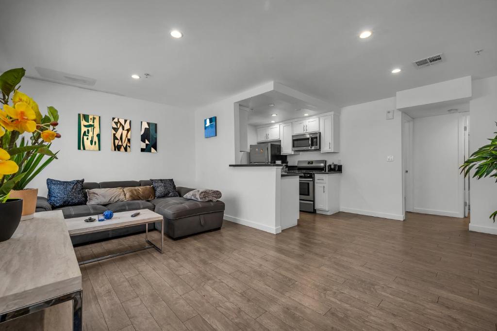 Stylish One-Bedroom Retreat with Central AC & Free Parking in the Heart of Hollywood image