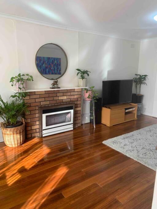Glenroy Home near airport, city&shop photo 2