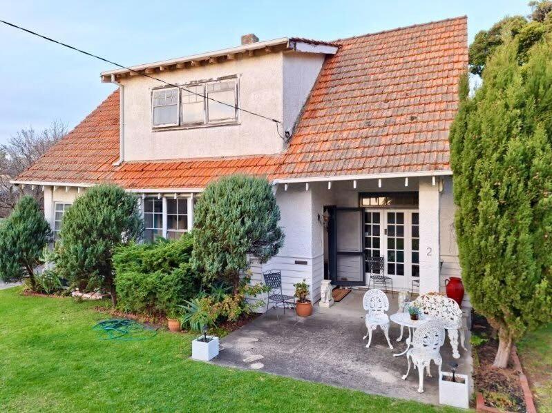 Cozy cottage by the beach in Mornington photo 1