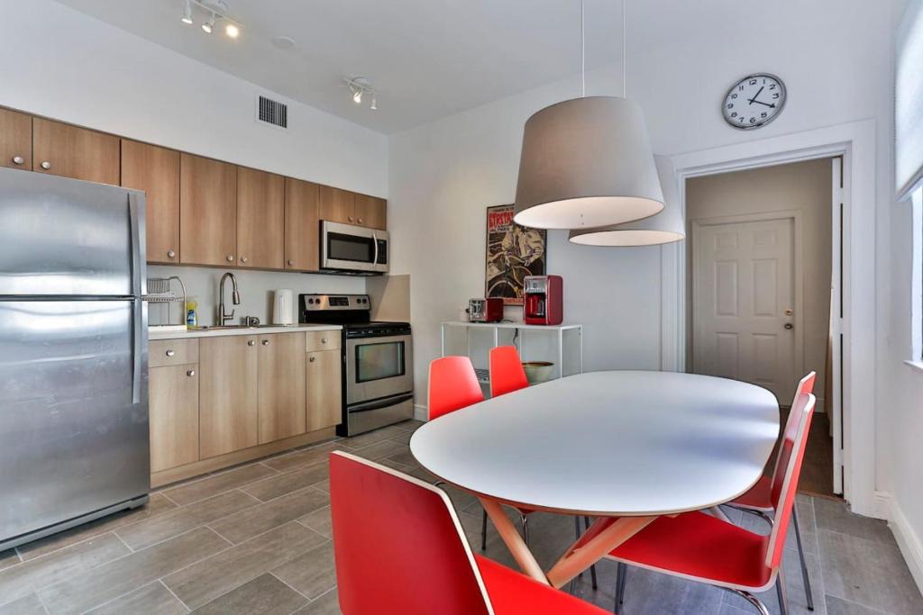 Centrally Located Impeccable Apartment Unit wtih BBQ image