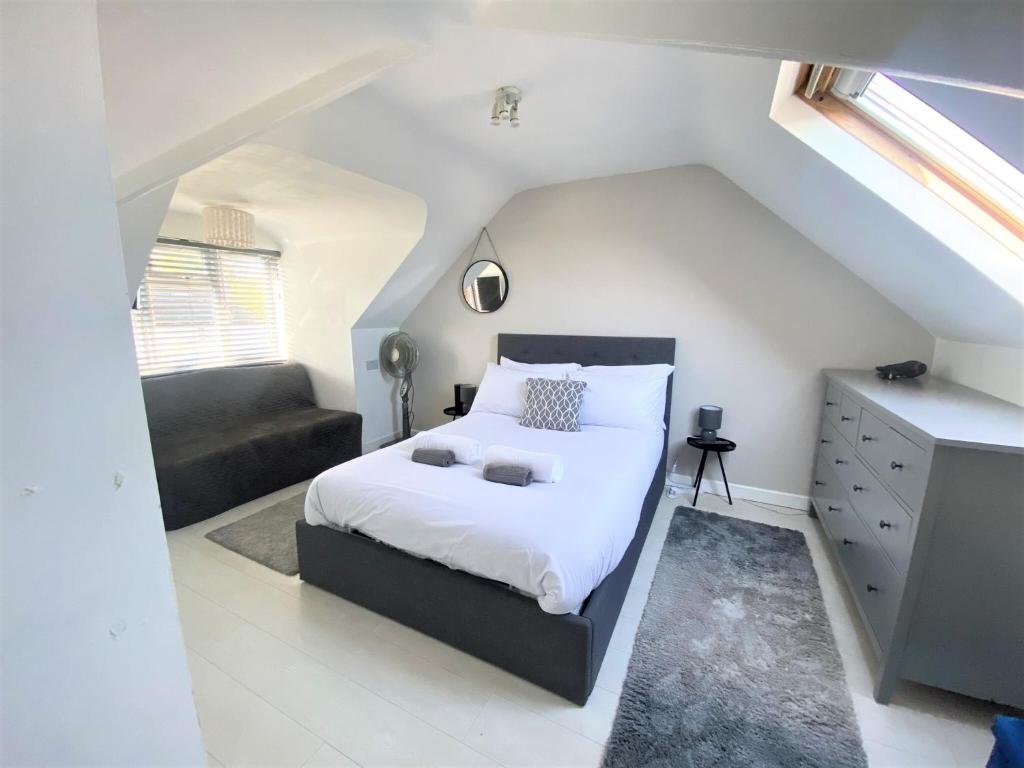Lymington 3 Bed House close to Marinas, Town River & Coast - Tap to explore photos
