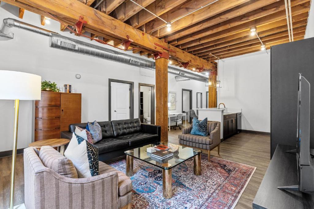 2BR Loft-Parking-Gym-Roof Deck-4K image