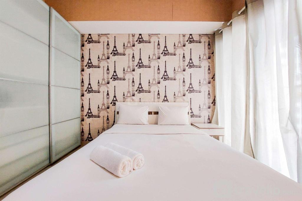 Cozy and Minimalist Studio Room Paramount Skyline Apartment By Travelio, Tangerang