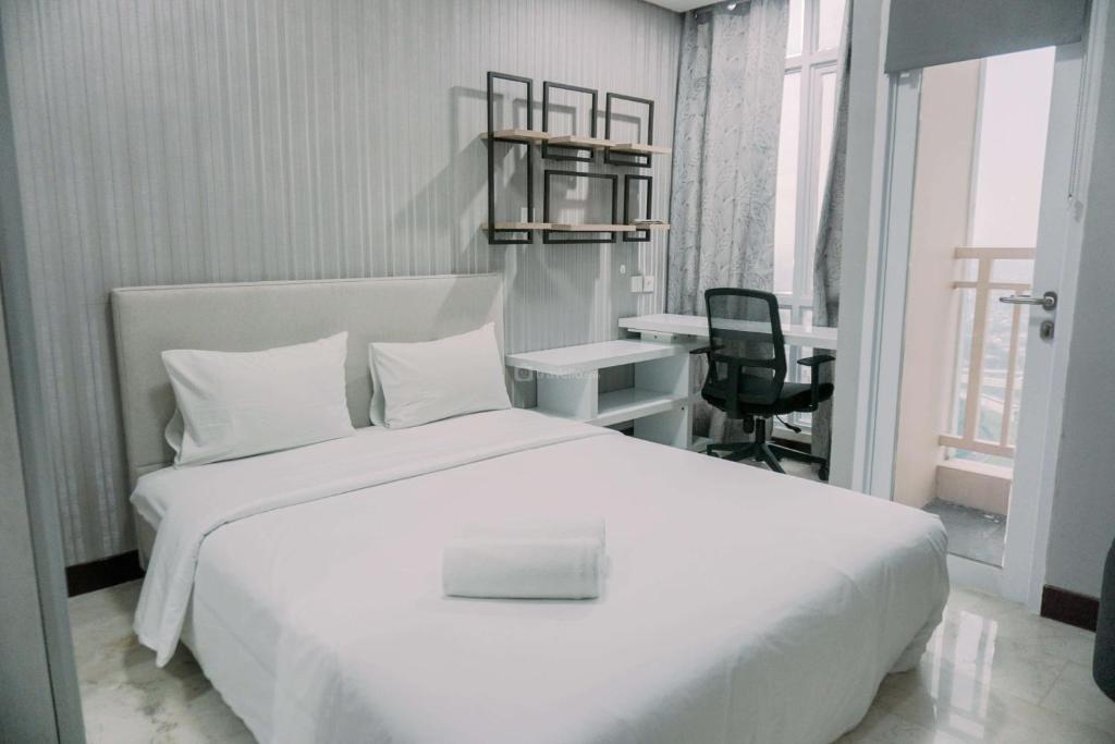 Homey and Comfy Stay Studio Apartment at B Residence By Travelio