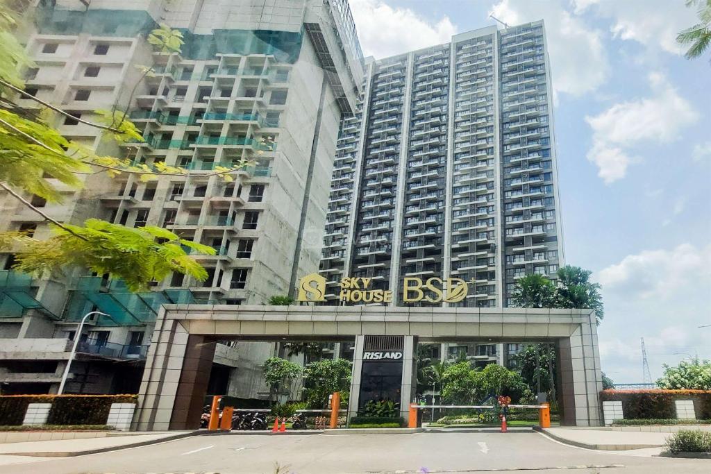 Strategic Studio Apartment Sky House BSD near AEON Mall By Travelio