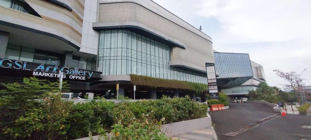 Homey 3BR with Private Lift at Grand Sungkono Lagoon Apartment By Travelio, Surabaya
