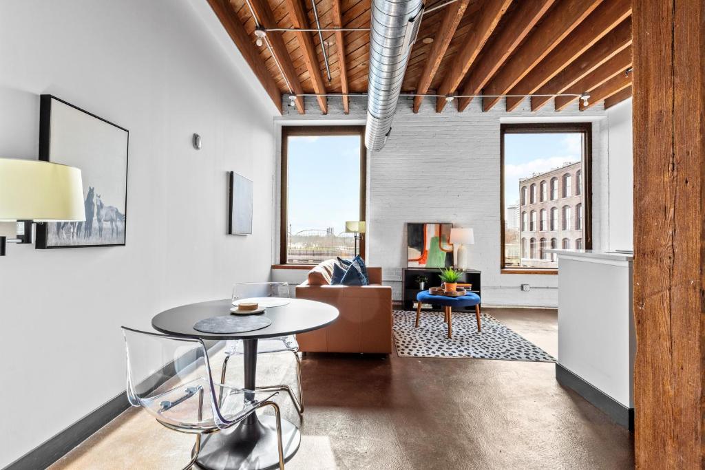 Riverfront Loft-Parking-Gym-Deck-4I image