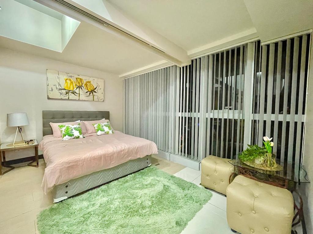 Prime BGC Condo Near Grand Hyatt #upt131q - Tap to explore photos