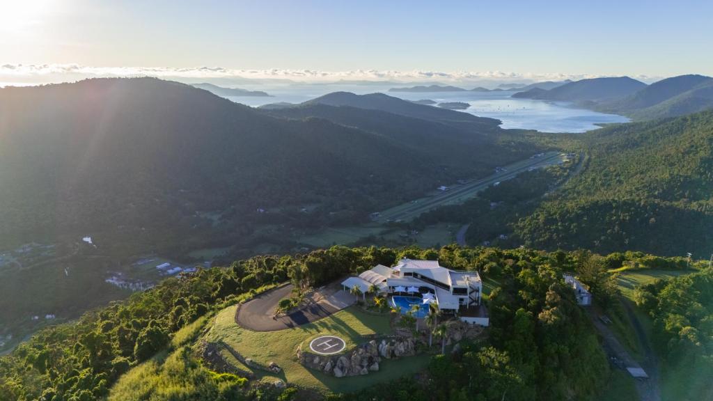 Parc Exclusif, Airlie Beach - 360 island views from a mountain top photo 1