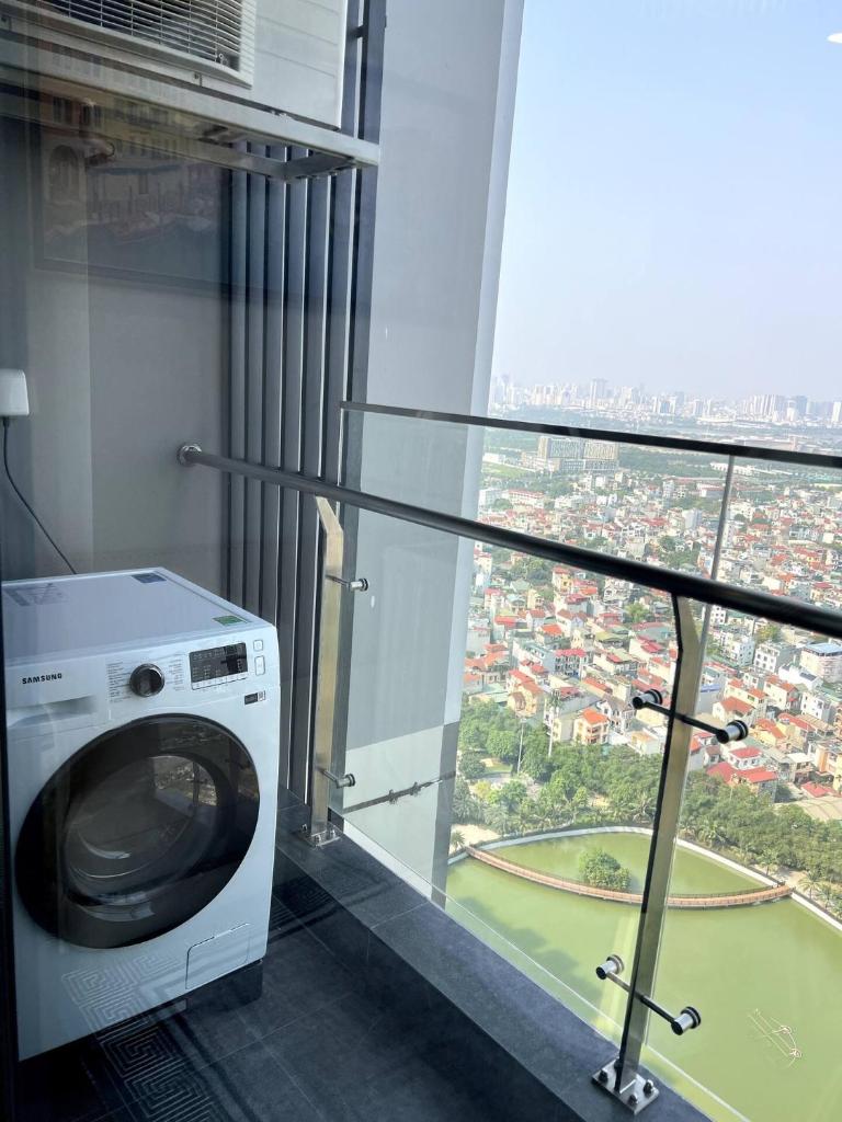 Masteri West Heights - A Chilled Art Studio Apartment in a Smart City!