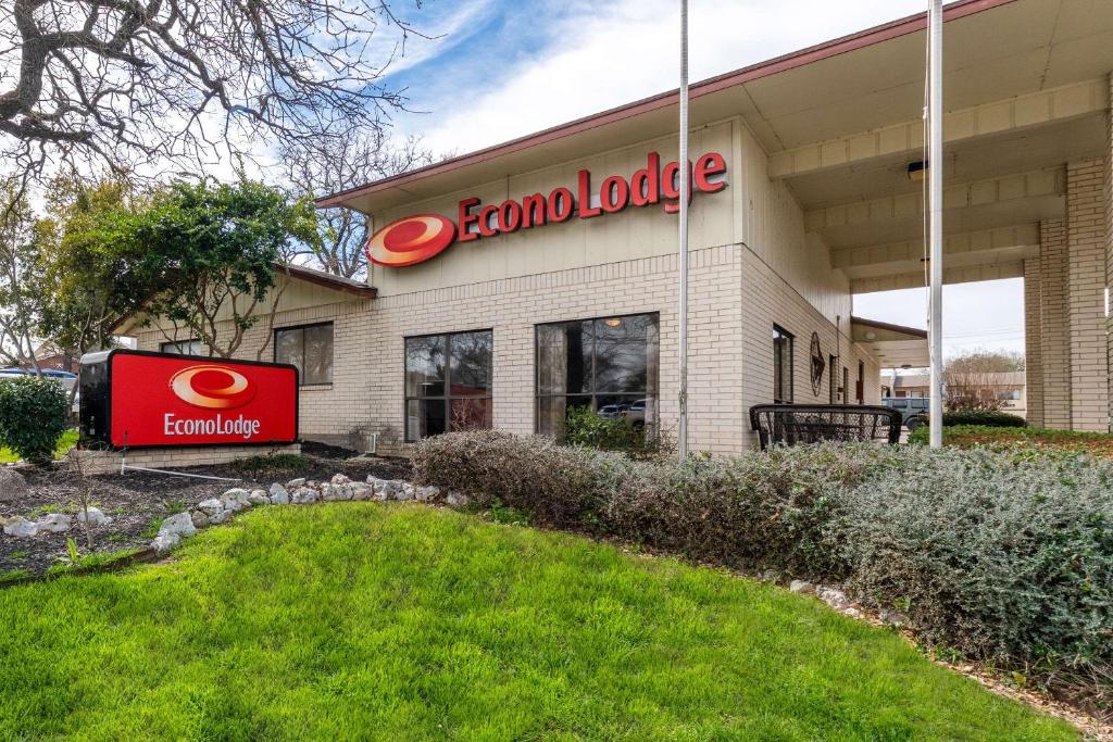 Econo Lodge Fredericksburg image
