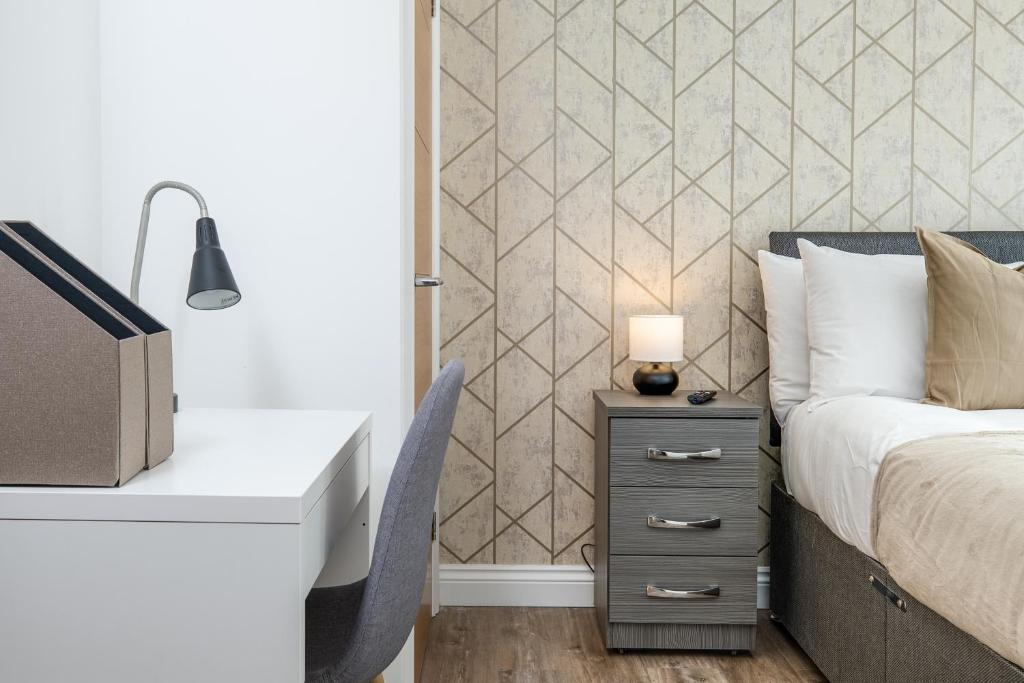 Pluxa Opal - Room darkening blinds & Free Parking - Tap to explore photos