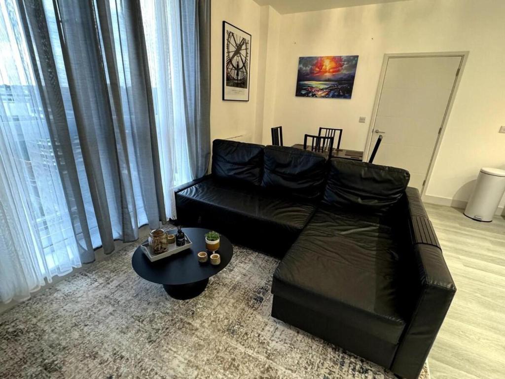Cozy Bracknell Apartment With Modern Amenities - Tap to explore photos
