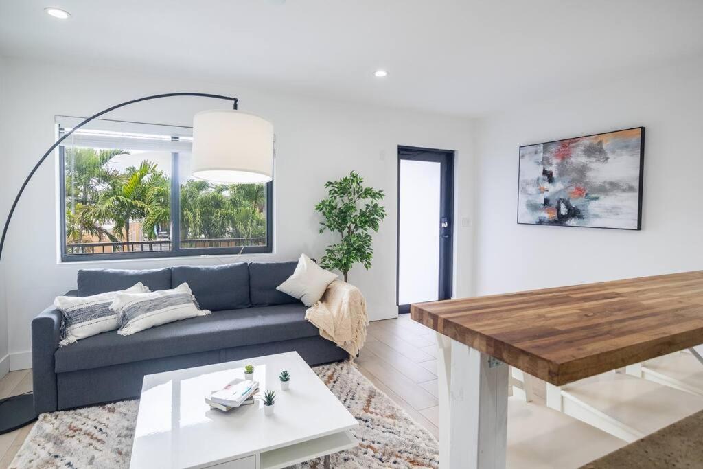 Comfort and Style 2 Bed 1 bath 2 min to the Beach! image