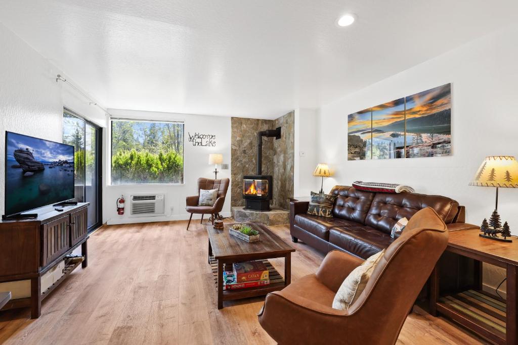 Heavenly Lakeside Retreat Close to downtown image