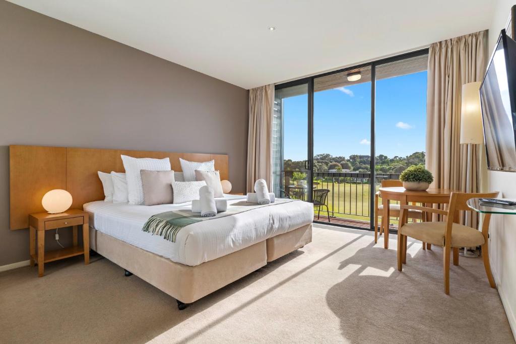 Moonah Links Apartments - Fairway Views, Golf, Hot Springs photo 3