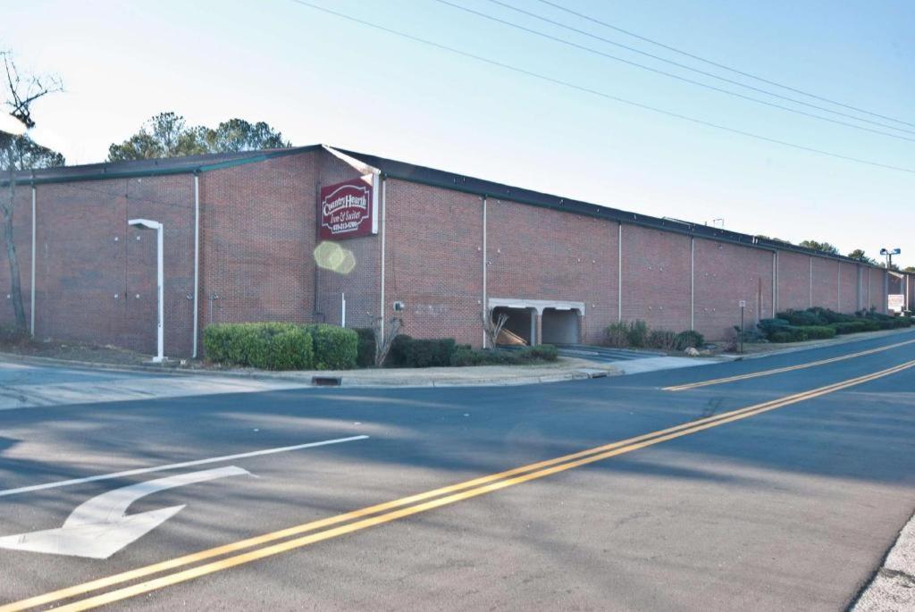 Country Hearth Inn & Suites Marietta image
