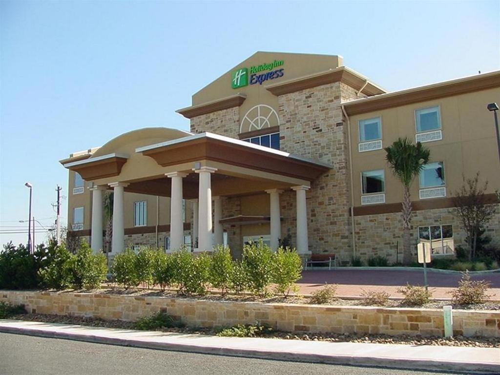Holiday Inn Express & Suites Fredericksburg, an IHG Hotel image
