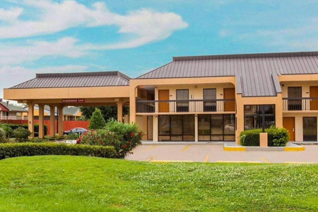 Motel 6 Baton Rouge, LA - East - I-12 image