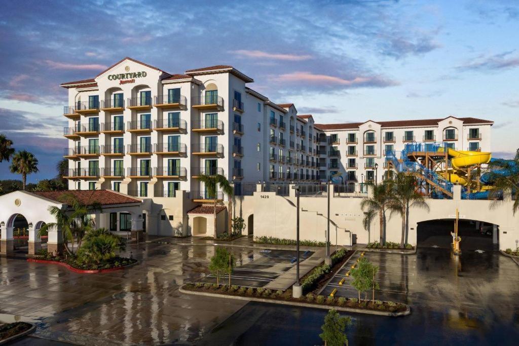 Courtyard by Marriott Anaheim Theme Park Entrance image