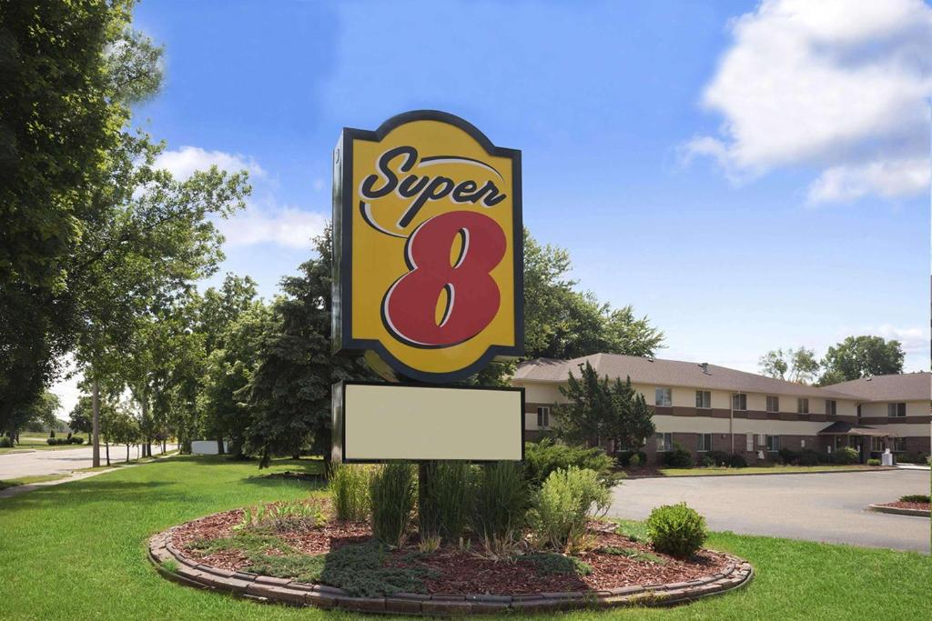 Super 8 by Wyndham Whitewater WI image