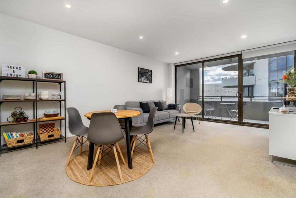 2BR apt in Governor Place 4 mins to Foreshore - Hosted by CanStay photo 3