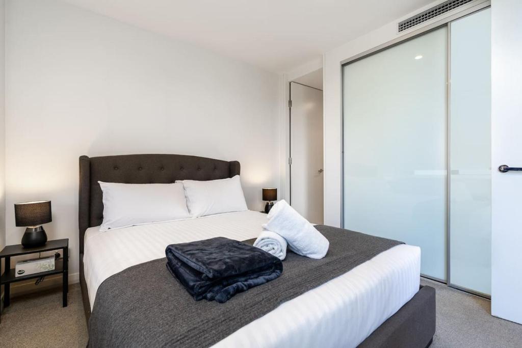 2BR apt in Governor Place 4 mins to Foreshore - Hosted by CanStay photo 1