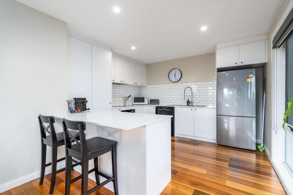 Comfy and Modern House with Outdoor Dining and WiFi - Hosted by CanStay photo 4