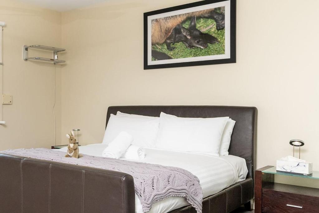 Serene 2BR House near the heart of Kingston - Hosted by CanStay photo 1