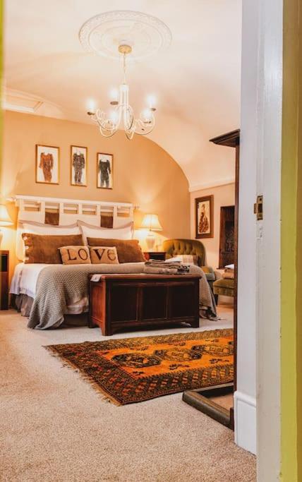 Lyne House Ideal for a celebration or reunion - Tap to explore photos
