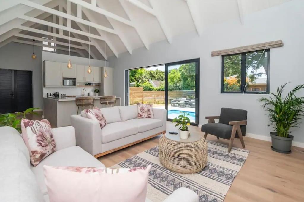 Stunning House in Constantia - Tap to explore photos